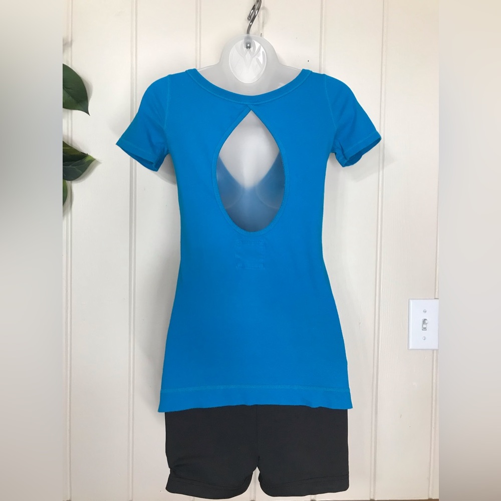 Hollister V-neck Blouse Large Open Back shape Teardrop or Oval
XS 0 - 2 Small - Picture 12 of 15
